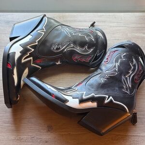 New Burberry Matlock Western inspired Black and Red heeled boots size 37